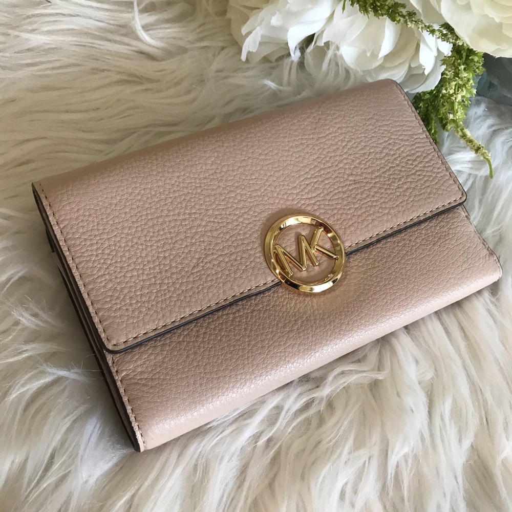 Michael Kors Large Lillie carryall wallet - Picture 3 of 8